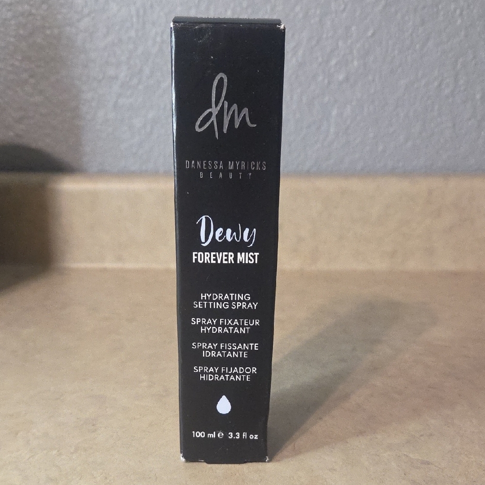 Danessa Myricks Beauty Dewy Forever Mist Hydrating Setting Spray - Black